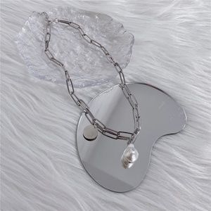 Chain and pearl necklace